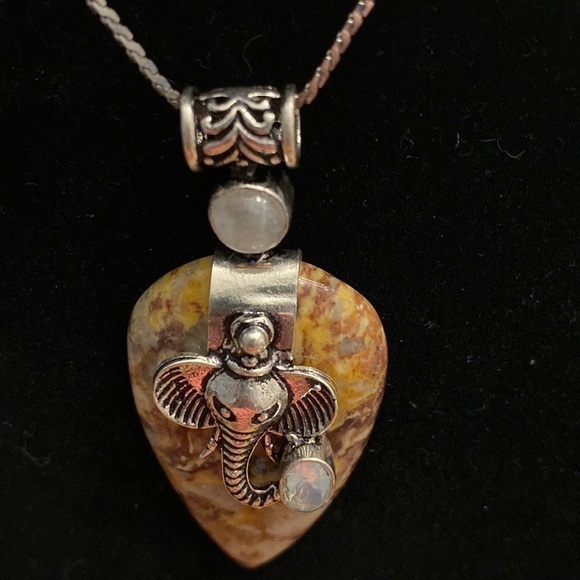 🐘🐘 New Elephant In Natural stones; Coconut jasper & opalite Pendent - Picture 4 of 10